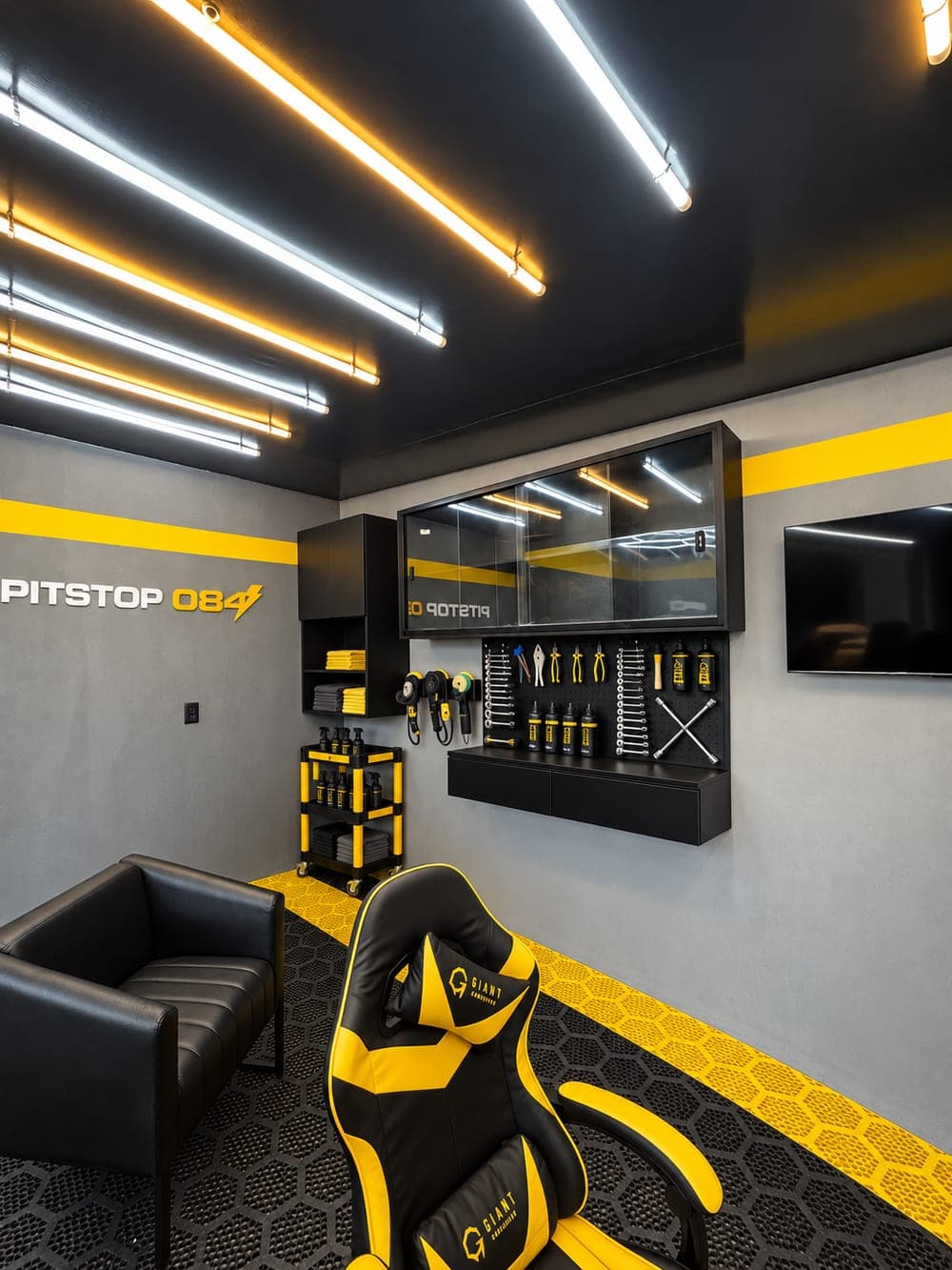 Sala de espera da PitStop084 com bancada de ferramentas e produtos