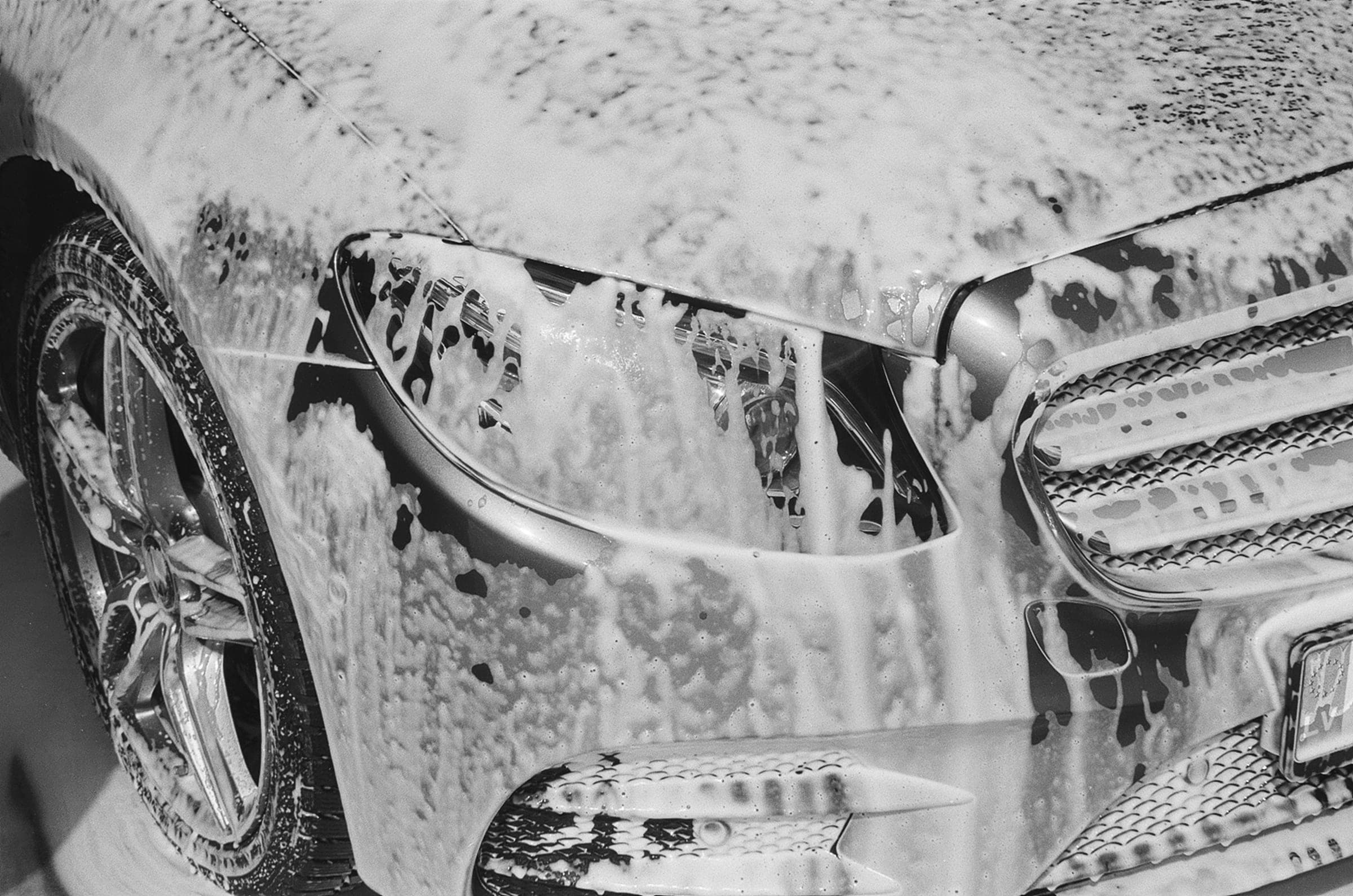 Carro coberto de espuma durante a Ducha Pitstop